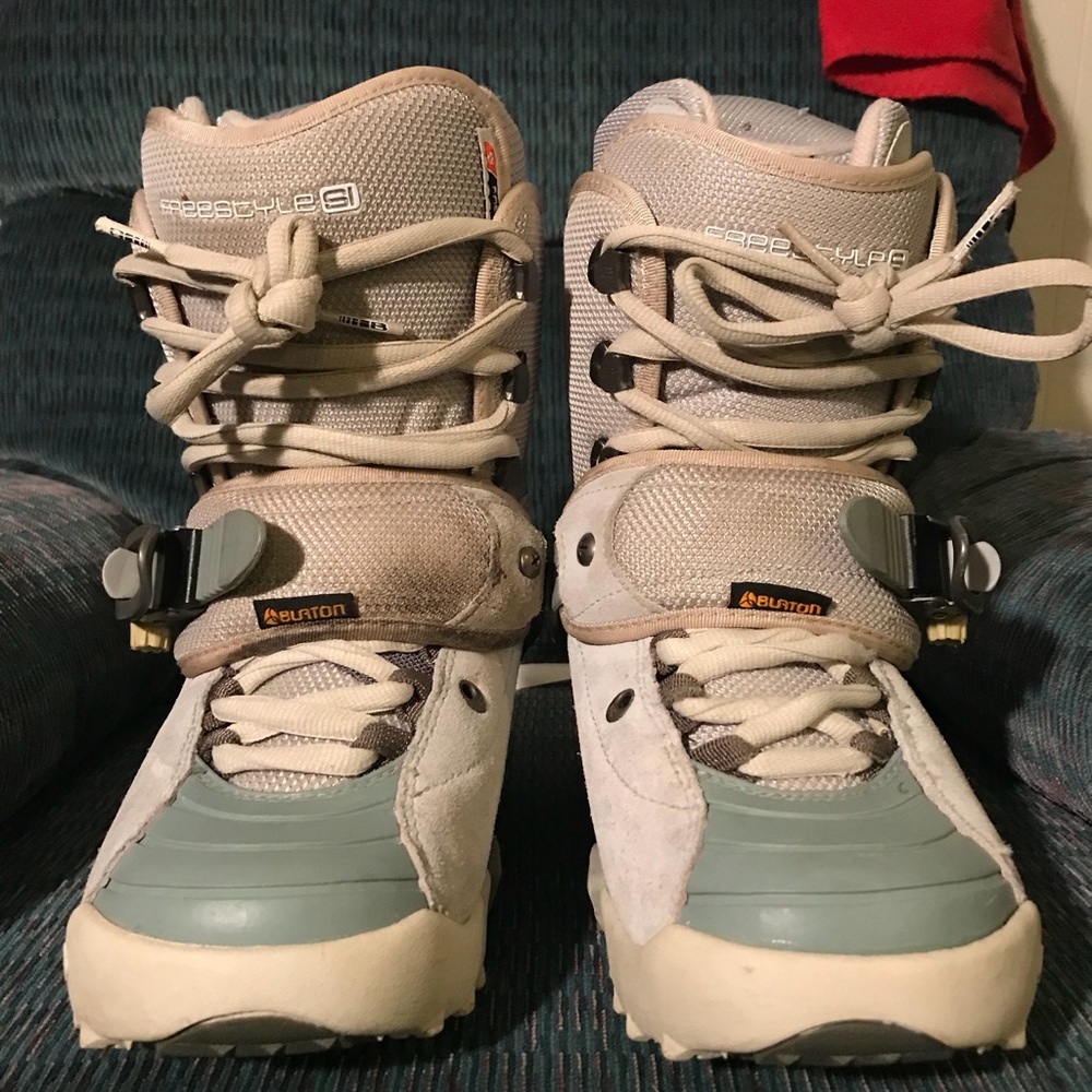 Snowboarding boots